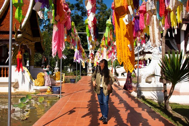Viajantes mulheres tailandesas viajam visitam lâmpada de papel colorido multicolorido estilo lanna tradicional Yee peng ou lanterna de iluminação tung no templo Wat Pa Daraphirom em 2 de dezembro de 2020 em Chiang Mai Tailândia