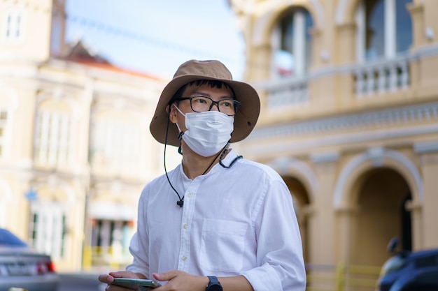 Viajantes na cidade velha de Phuket de rua com arquitetura do edifício Sino Português na área de cidade velha de Phuket Phuket, Tailândia. Conceito de viagens