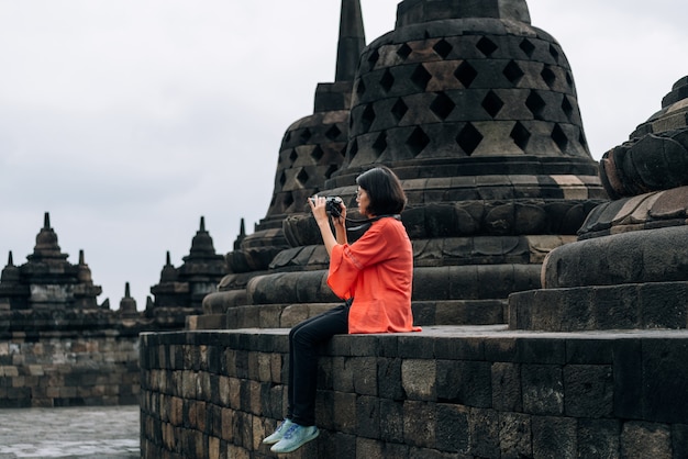 Viajantes solitários asiáticos tomam edifícios antigos foto no templo de Borobudur, Java, Indonésia