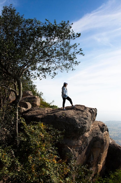 Foto viajantes tailandeses mulheres pessoas viajam visitar e tirar fotos no cume pedra de penhascos khao phraya doen thong ponto de vista com vista aérea paisagem campo de arroz em phatthana nikhom aldeia em lopburi tailândia