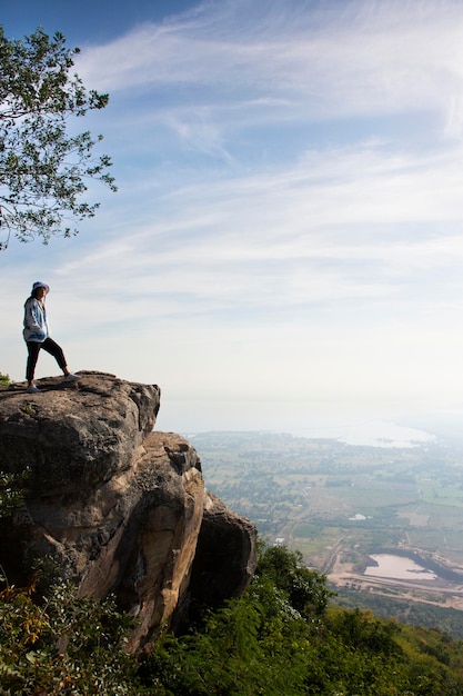 Viajantes tailandeses mulheres pessoas viajam visitar e tirar fotos no cume pedra de penhascos khao phraya doen thong ponto de vista com vista aérea paisagem campo de arroz em phatthana nikhom aldeia em lopburi tailândia