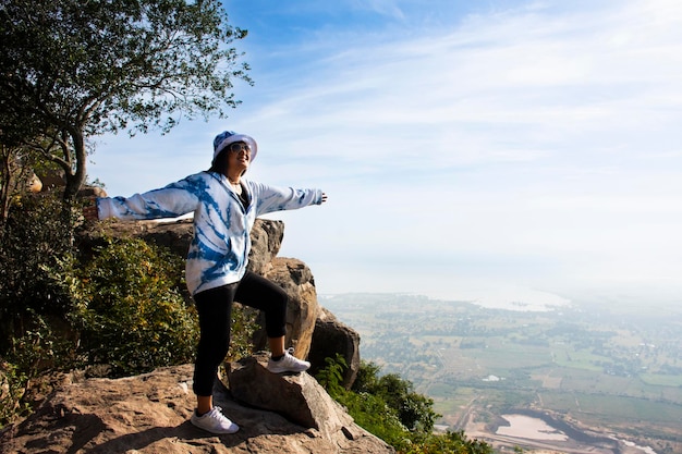 Viajantes tailandeses mulheres pessoas visitam posando retrato tirar foto em penhascos de pedra de khao phraya doen thong ponto de vista e ver a paisagem campo de arroz e nuvens céu em phatthana nikhom em lopburi tailândia