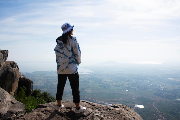 Foto viajantes tailandeses mulheres pessoas visitam posando retrato tirar foto em penhascos de pedra de khao phraya doen thong ponto de vista e ver a paisagem campo de arroz e nuvens céu em phatthana nikhom em lopburi tailândia