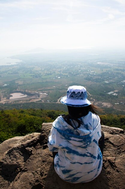 Viajantes tailandeses mulheres pessoas visitam posando retrato tirar foto em penhascos de pedra de Khao Phraya Doen Thong ponto de vista e ver a paisagem campo de arroz e nuvens céu em Phatthana Nikhom em Lopburi Tailândia