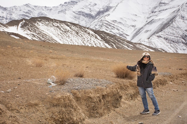 Viajantes tailandeses viajam visitam e posam para tirar foto com a paisagem montanhosa na estrada srinagar leh ladakh na vila de leh ladakh em jammu e caxemira índia na temporada de inverno