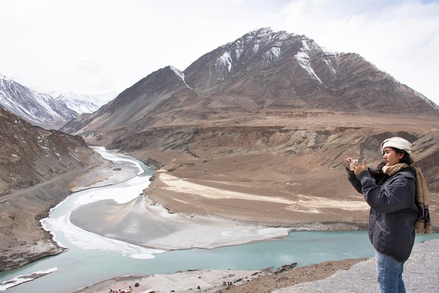 Viajantes tailandeses viajam visitam e posam retrato para tirar foto no ponto de vista da confluência dos rios Indo e Zanskar durante a temporada de inverno em Leh Ladakh em Jammu e Caxemira Índia