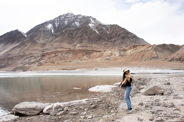 Viajantes tailandeses viajam visitam e posam retrato para tirar foto no ponto de vista da confluência dos rios Indo e Zanskar durante a temporada de inverno em Leh Ladakh em Jammu e Caxemira Índia