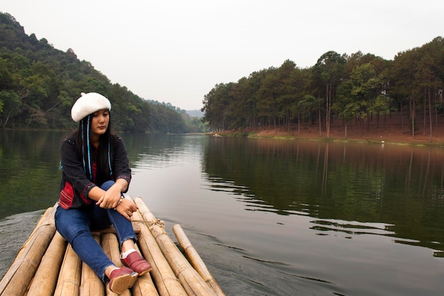 Viajantes tailandeses viajam visitam e relaxam sentados em jangadas de bambu remando no lago Pang Ung em Pang Oung ou Suíça da Tailândia na autêntica vila chinesa Ban Rak Thai em Mae Hong Son Tailândia