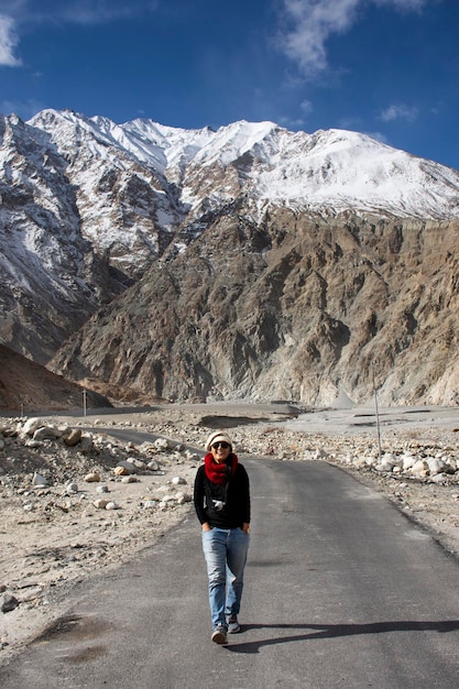 Viajantes tailandeses viajam visitam estande e caminham para tirar foto na estrada do lago pangong com vista paisagem montanhas do himalaia enquanto a temporada de inverno em leh ladakh em jammu e caxemira índia