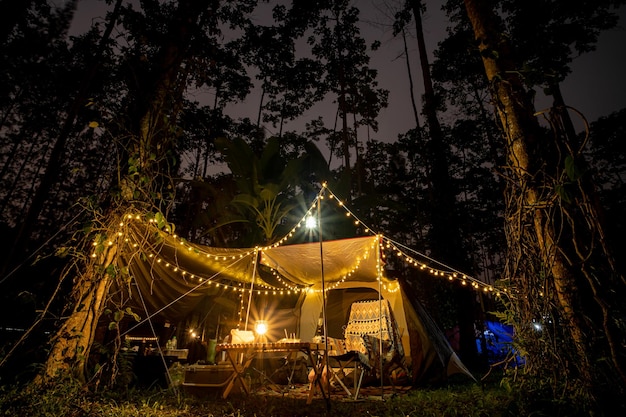 Viajar y acampar con carpa en parque natural. Actividad al aire libre y estilo de vida de viaje en vacaciones.