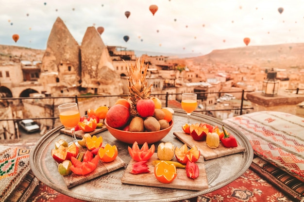 Viajar en Capadocia Coloridos globos aerostáticos sobrevolando el valle amanecer