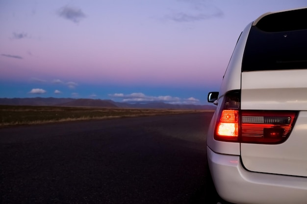 Viajar en coche por un camino largo