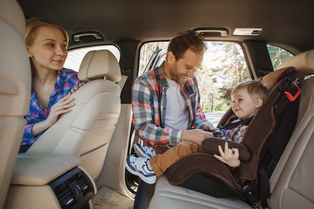 Viajar en coche en familia viajar juntos seguridad infantil