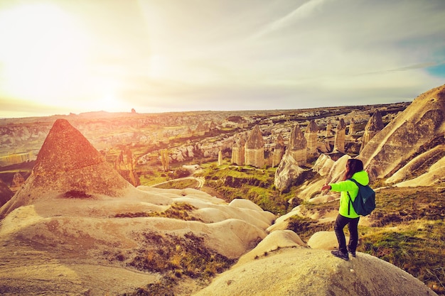 Viajar conceito de aventura de estilo de vida saudável férias ativas de verão caminhadas ao ar livre