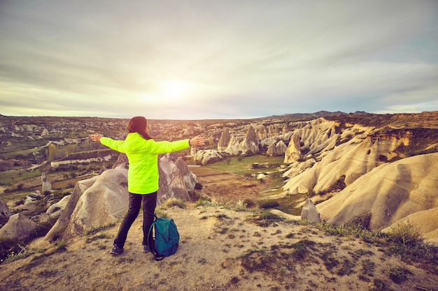 Viajar conceito de aventura de estilo de vida saudável férias ativas de verão caminhadas ao ar livre