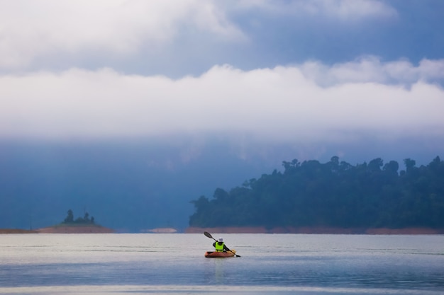 Foto viajar de caiaque e canoagem com as mulheres. vista montanha