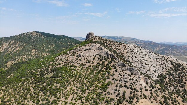 Viajar de carro. Topo das montanhas na costa do Mar Negro da Crimeia. vista de cima.