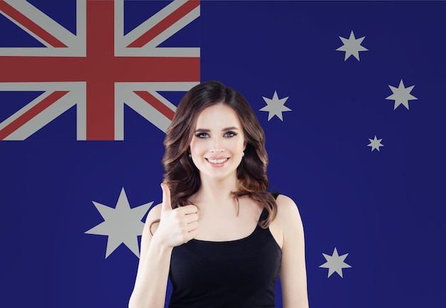 Viajar e estudar na Austrália conceito com estudante garota bonita contra o fundo da bandeira australiana