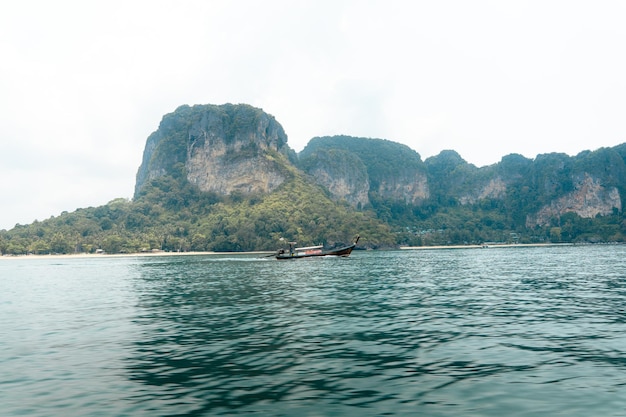 Viajar mar e montanhas rochosas na Tailândiamar e barco