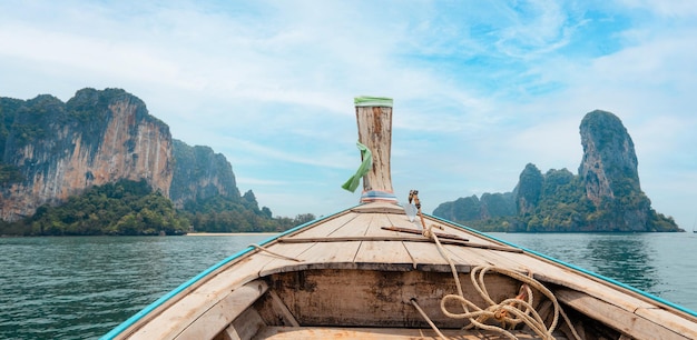 Viajar mar e montanhas rochosas na Tailândiamar e barco