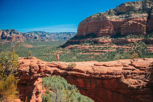 Viajar na Devil's Bridge Trail vista panorâmica paisagem panorâmica em Sedona Arizona EUA jovem feliz na famosa trilha em Sedona