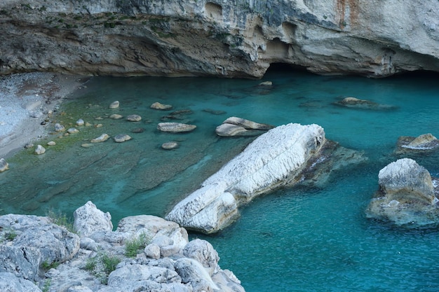 Viajar na Turquia mar Egeu e rochas lagoa paisagem natureza