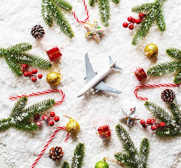Viajar por Navidad. Avión con decoración navideña Año nuevo Enfoque selectivo.