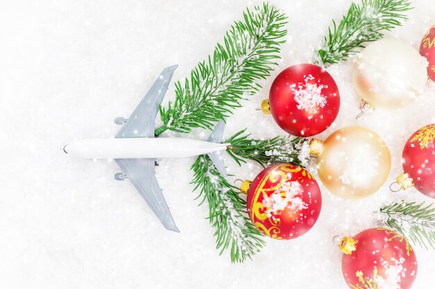 Viajar por Navidad. Avión con decoración navideña. Enfoque selectivo Vacaciones