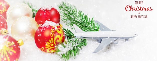 Viajar por Navidad. Avión con decoración navideña. Enfoque selectivo Vacaciones