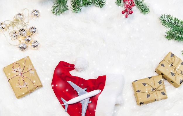 Viajar por Navidad. Avión con decoración navideña. Enfoque selectivo Vacaciones