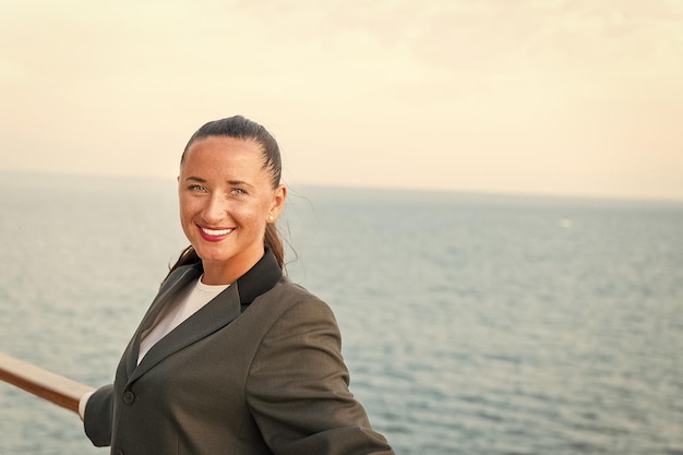 Viajar por negocios Sonrisa de mujer sensual a bordo del barco en el mar azul Mujer con chaqueta de negocios a bordo en miami, EE. UU. Look de belleza de moda Wanderlust aventura descubrimiento viaje