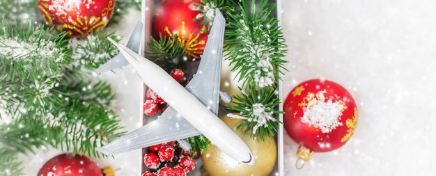 Foto viajar para o natal. avião com decoração de natal. foco seletivo. feriado