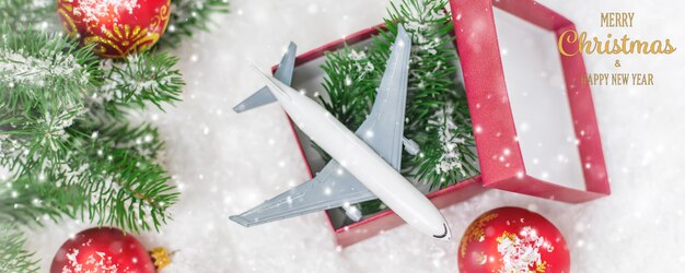 Viajar para o Natal. Avião com decoração de Natal. Foco seletivo. Feriado