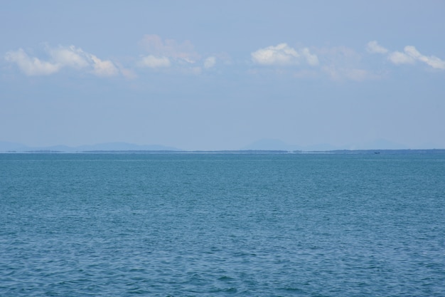 Viajar praia e mar tropical com céu azul na natureza