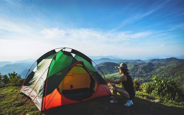 Viajar relajado en el campamento de vacaciones en la montaña