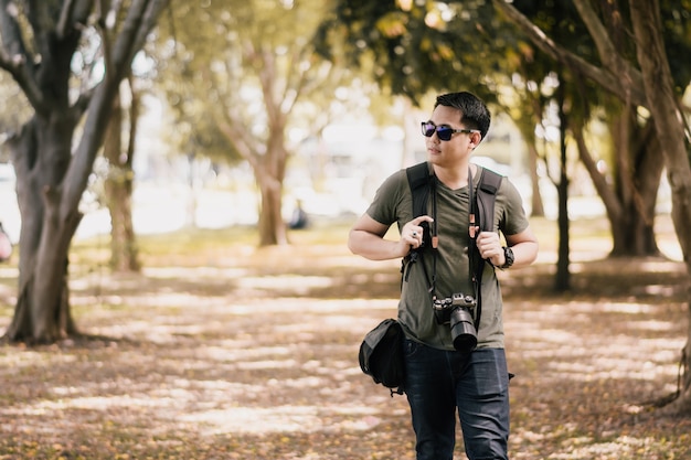 Viajar y ser un fotógrafo.