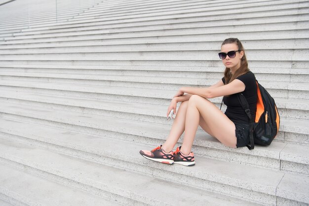 Viajar siempre es una buena idea Mujer sensual sentarse en los escalones Viajero cansado relajarse en las escaleras