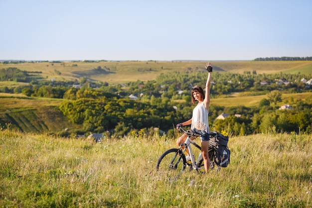 Viajar sozinho de bicicleta - jovem no campo