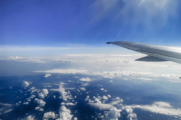 Viajar y volar cielo por encima de las nubes