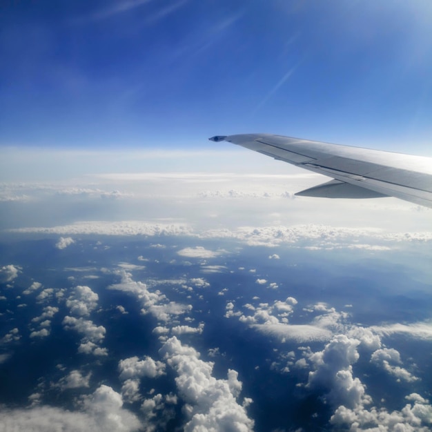 Viajar y volar, cielo sobre las nubes