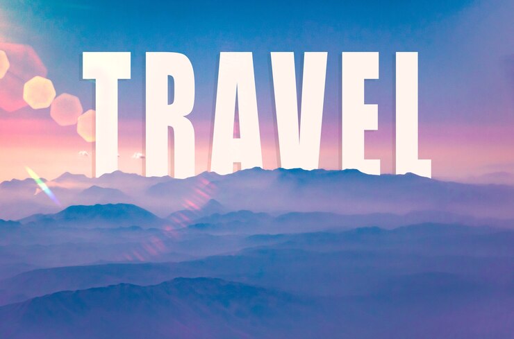 Foto viaje 2021 y concepto de viaje por carretera futuro en año nuevo, texto de encabezado en las montañas desde arriba