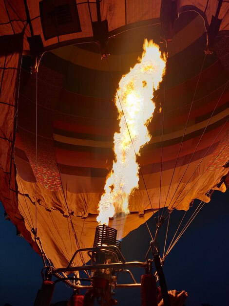 Foto un viaje alegre en el globo aerostático