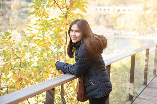 Viaje asiático hermoso de la mujer en Europa en el otoño