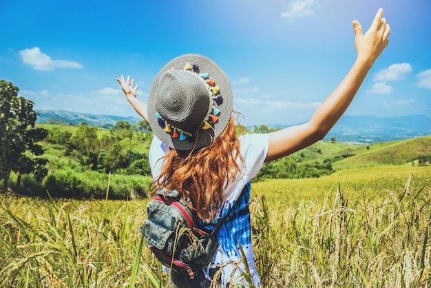 El viaje asiático de la mujer se relaja en el día de fiesta. Stand de campo de montaña de toque natural de verano.