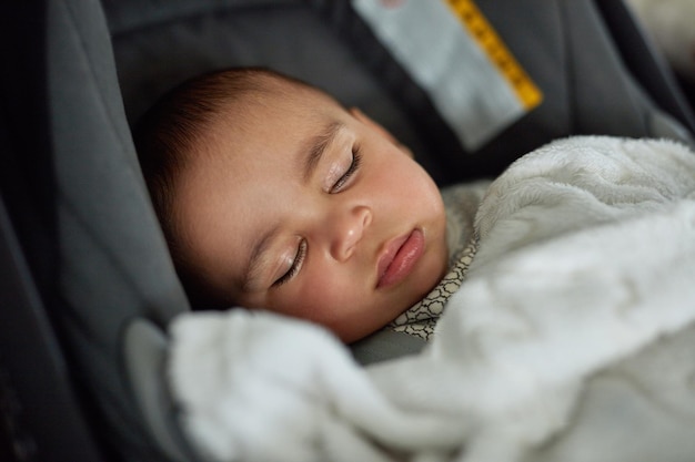 Este viaje en auto va a ser un sueño Foto de un adorable bebé durmiendo en un asiento de auto