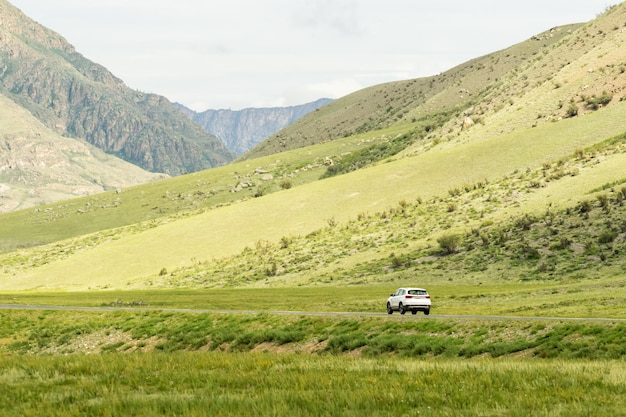 Viaje en automóvil a través del viaje salvaje a las montañas en automóvil Concepto de viaje en automóvil con espacio de copia