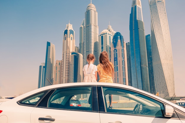 Viaje en automóvil de verano y familia joven de vacaciones