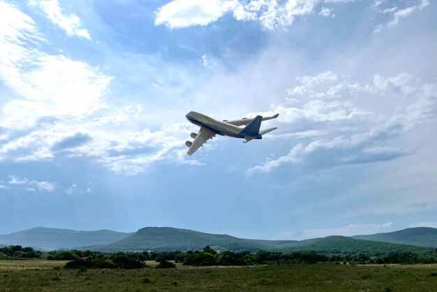 Un viaje en avión, avión vuela en el cielo.