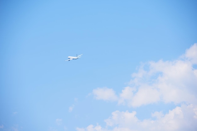 viaje en avión moderno, cielo azul claro en el fondo