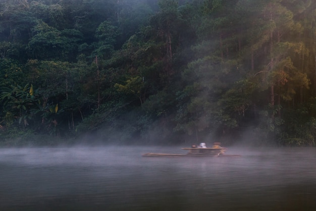 Viaje en balsa de bambú en Tailandia.